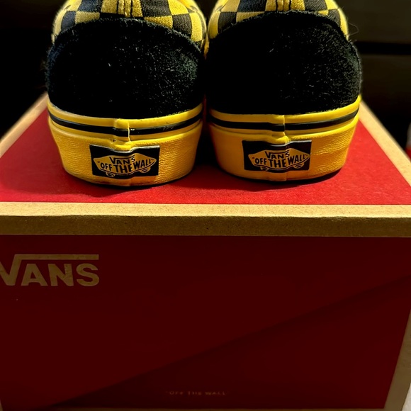 Men’s 5.5 black and yellow checkered vans - Picture 3 of 4